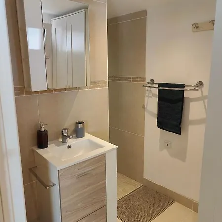 Apartment Petite Etoile De Mer: Beachfront With Terrace Saint-Mandrier-sur-Mer